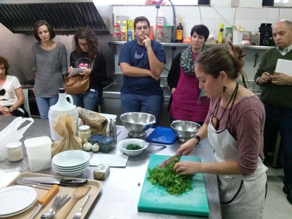 Una clase de cocina, celebrada en uno de los comedores del Campus de Vigo.
