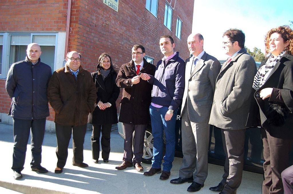 Foto de familia de la entrega de las llaves del vehículo al IES de A Cañiza.