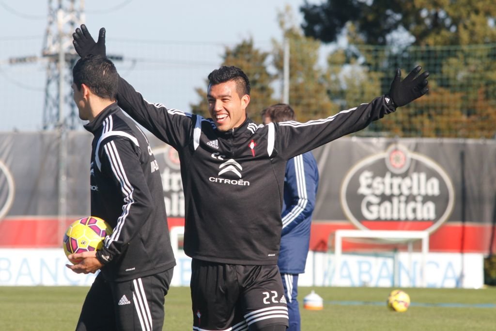 Gustavo Cabral bromea junto a Pablo Hernández durante un entrenamiento reciente en A Madroa.