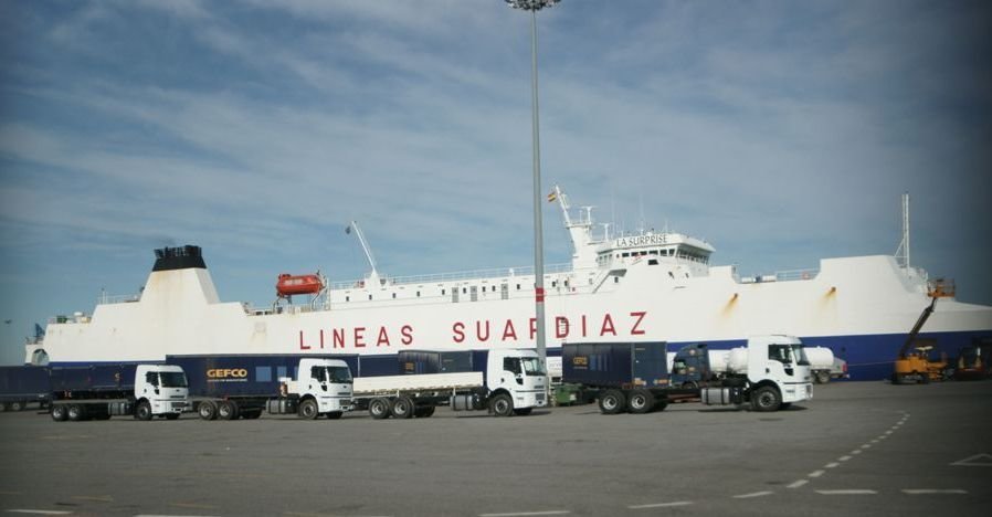 El barco de Suardiaz, ayer preparado para la carga de camiones y gabarras en la terminal de transbordadores de Bouzas, desde donde opera con Nantes.