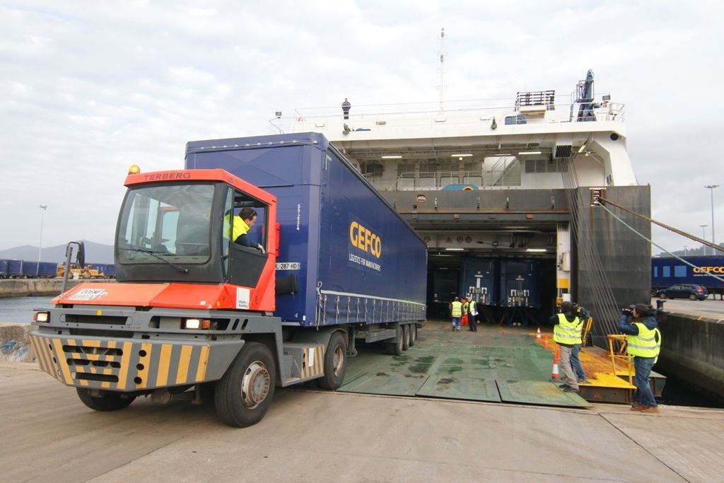 Un camión introduciendo carga en la gabarra en uno de los barcos que operan en la línea marítima.