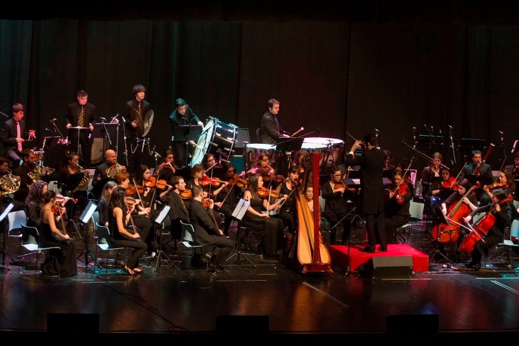 La orquesta sinfónica Vigo 430 abrió el concierto interpretando la pieza “Pórtico de Monteagudo”, bajo la dirección de Lombardi y con el arpa de Alba Barreiro.