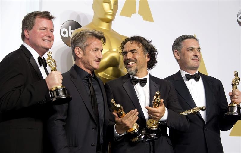 El cineasta mexicano Alejandro González Iñárritu (2d), el productor James W. Skotchdopole (i), el actor Sean Penn (2i) y el productor John Lesher (d), posan en la sala de prensa tras finalizar la ceremonia de la 87 edición de los Óscar