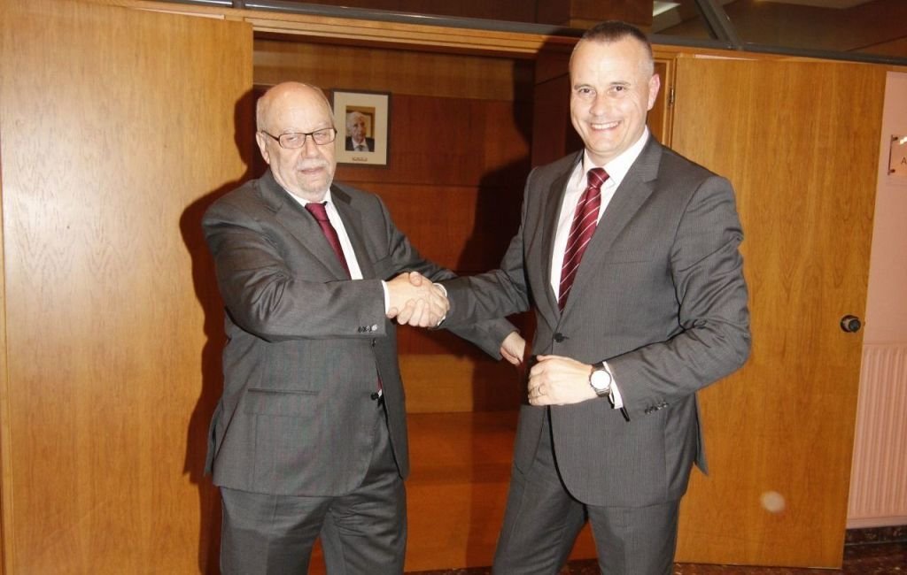 El hasta ahora presidente Luis Novoa felicita a su sucesor, Jorge Cebreiros, feliz por el resultado.