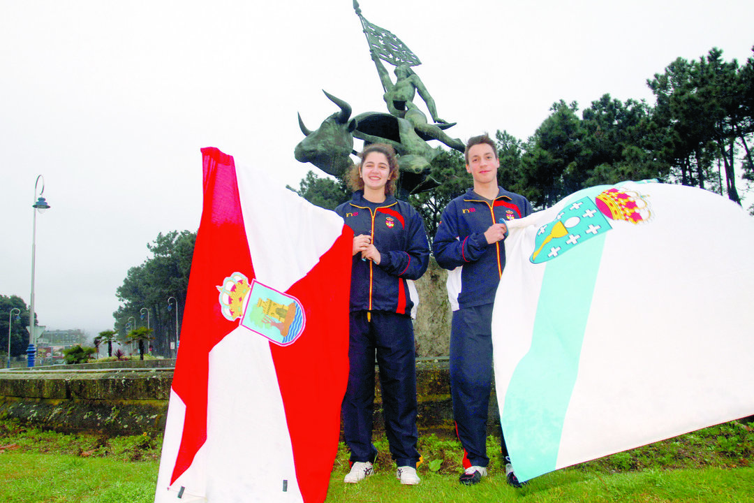 Judith Rodríguez y Pedro Otero, ayer con las banderas de Vigo y Galicia en Samil.