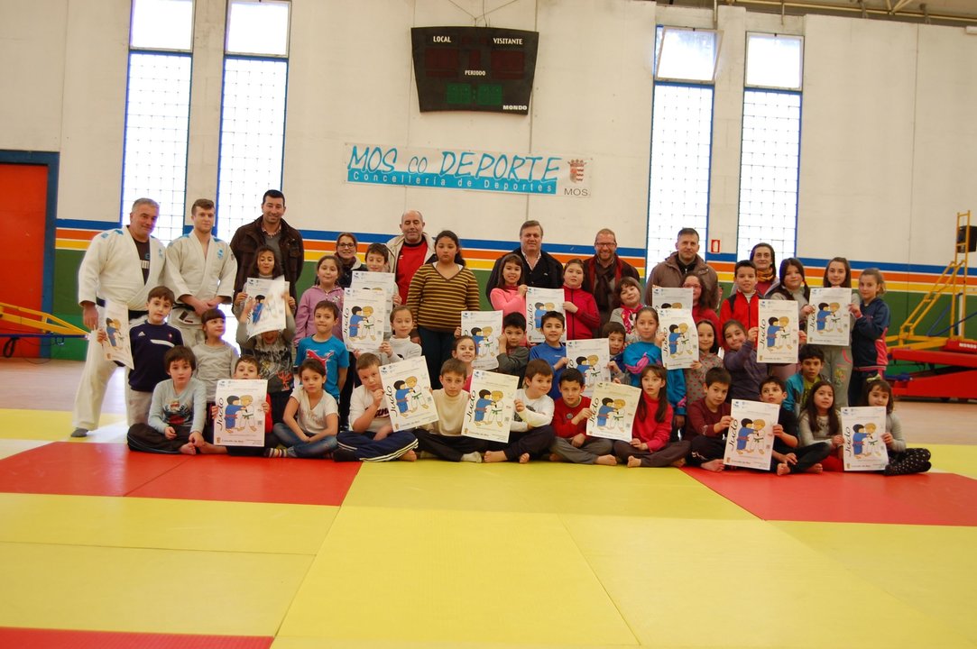 Niños de Mos y O Porriño se preparan para el Gallego infantil de judo.