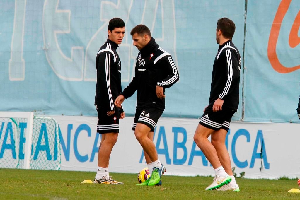 Samuel Araújo (i.), junto a Jonny Castro durante un entrenamiento en las instalaciones de A Madroa.