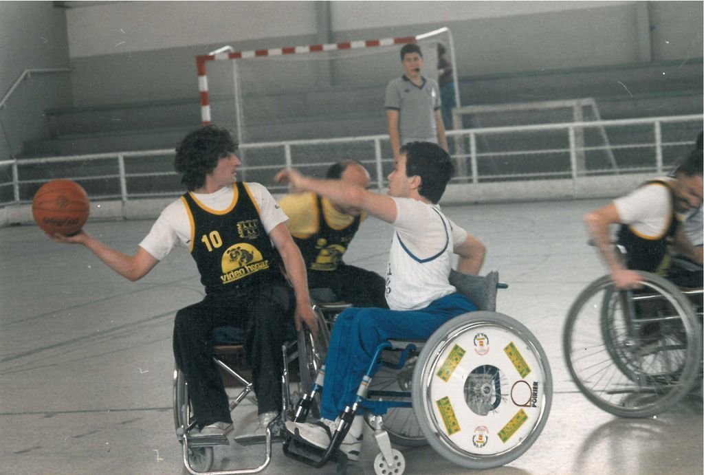 Beiro, jugando con el Amfiv un partido de Liga en el pabellón de El Carmen en mayo de 1989.