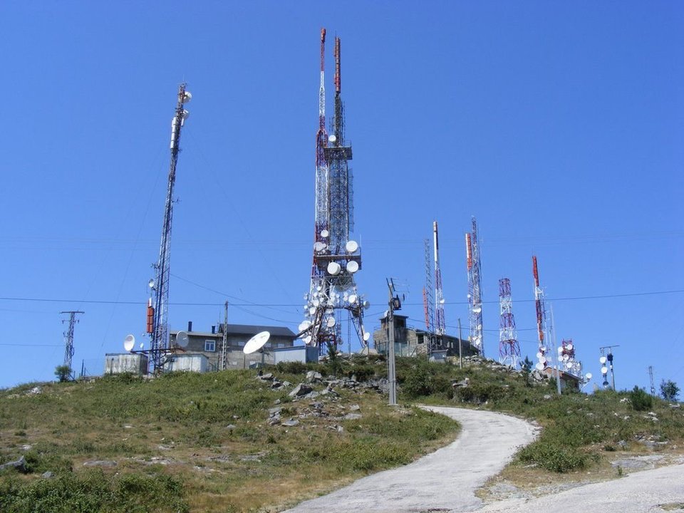 El centro emisor de Domaio, en Monte Faro, con sus antenas para toda la Ría de Vigo.