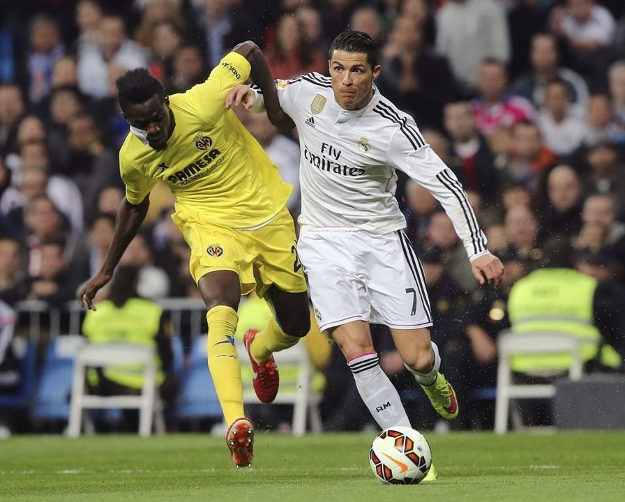Cristiano Ronaldo disputa un balón con Bailly en el partido disputado ayer en el Santiago Bernabéu.
