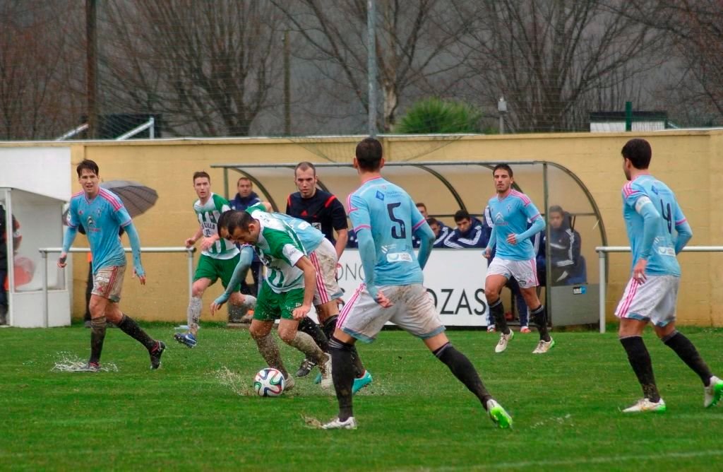 Un momento del partido disputado ayer en el campo Manuel Candocia, donde el Celta B sucumbió al final.