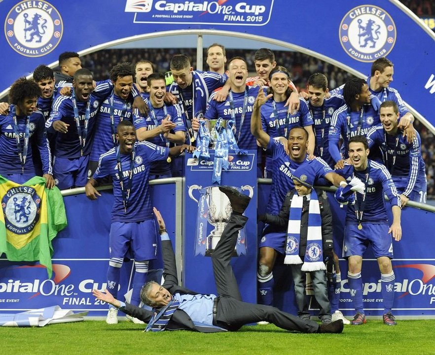 Mourinho, en el suelo, y sus jugadores celebran su victoria en Wembley.
