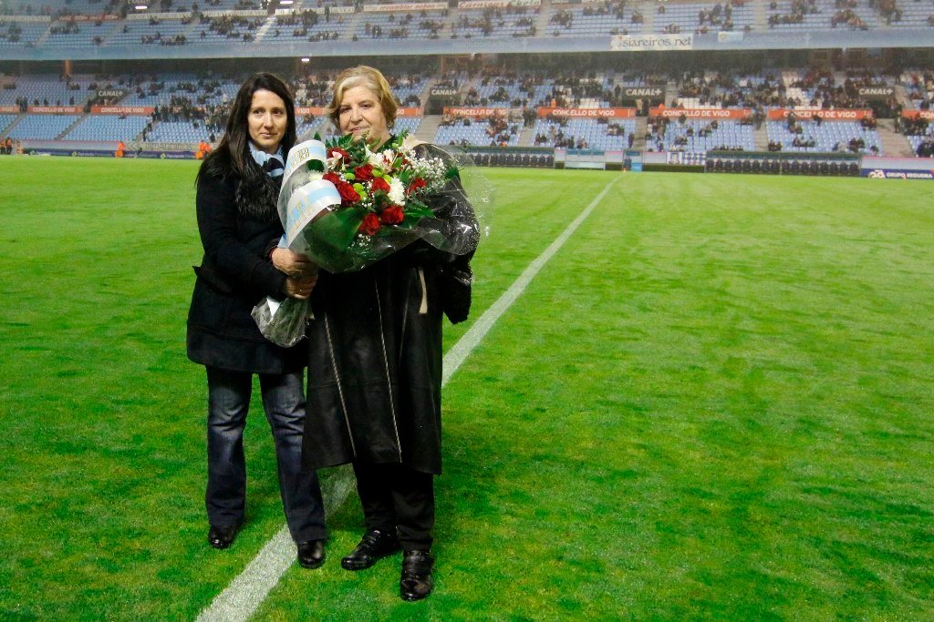 La consejera del Celta Carmen Avendaño le entregó un ramo de flores a Ana, nieta de Basilio Ferreiro, minutos antes del comienzo del partido.