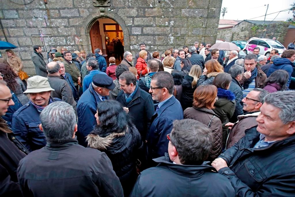 La iglesia de San Miguel de Oia acogió ayer el funeral, al que asistió el alcalde y varios concejales.