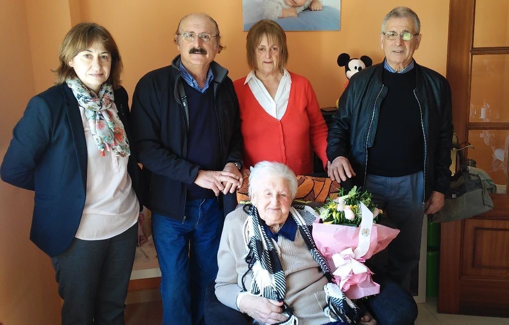 Argentina Álvarez con su familia y  celebrando el siglo de vida en O Rosal.