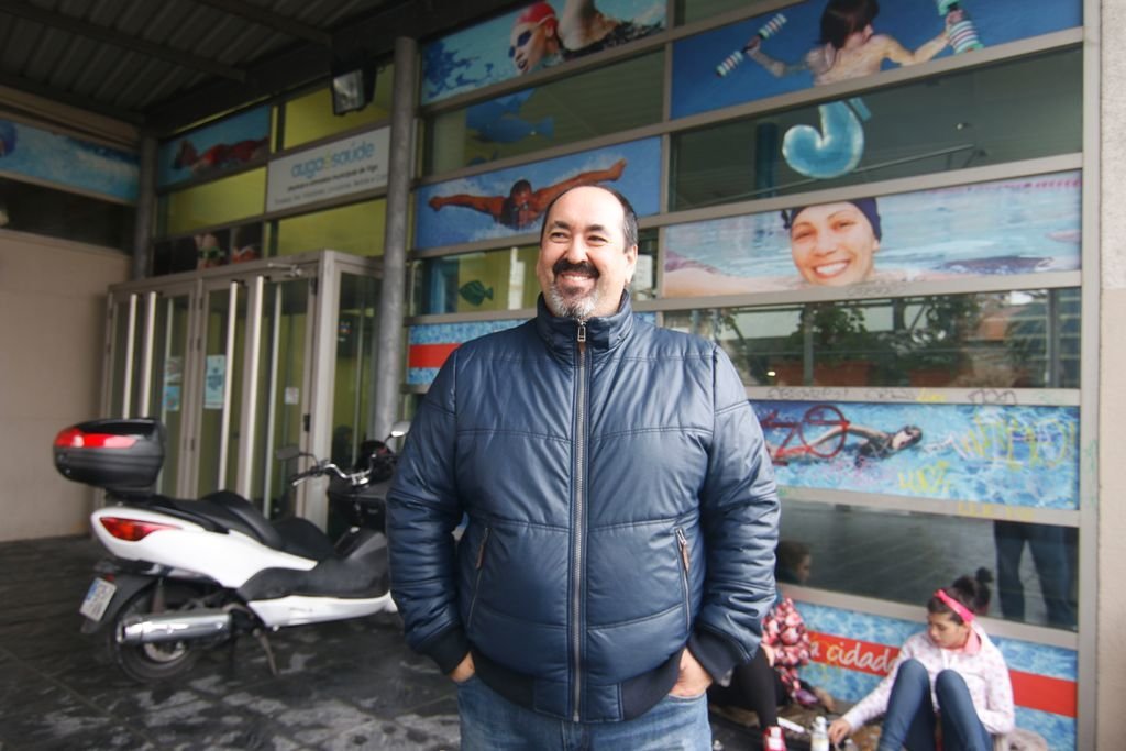 Javier Casado es socorrista desde hace 20 años y el domingo salvó a un usuario de la piscina de Teis.