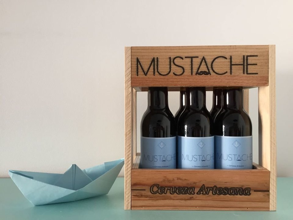 La cerveza negra de Mustache, ya a la venta online, será comercializada en Galicia por Disbecom. 