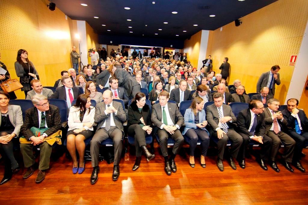 Feijóo, Rojo (Parlamento), Louzán (Diputación) y la conselleira Vázquez con los 12 alcaldes y concejales de todo el área, en la sede la Xunta en Vigo, ayer.