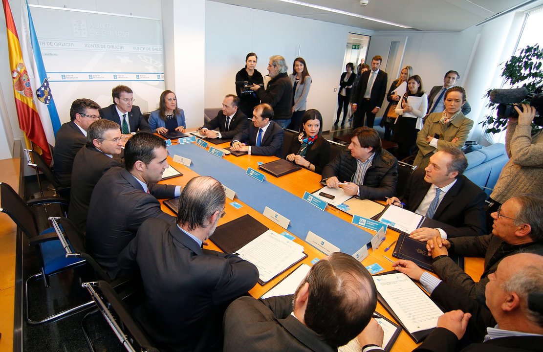 La firma de los 12 alcaldes y la Xunta, en la Delegación de la Administración gallega en Vigo, ayer.