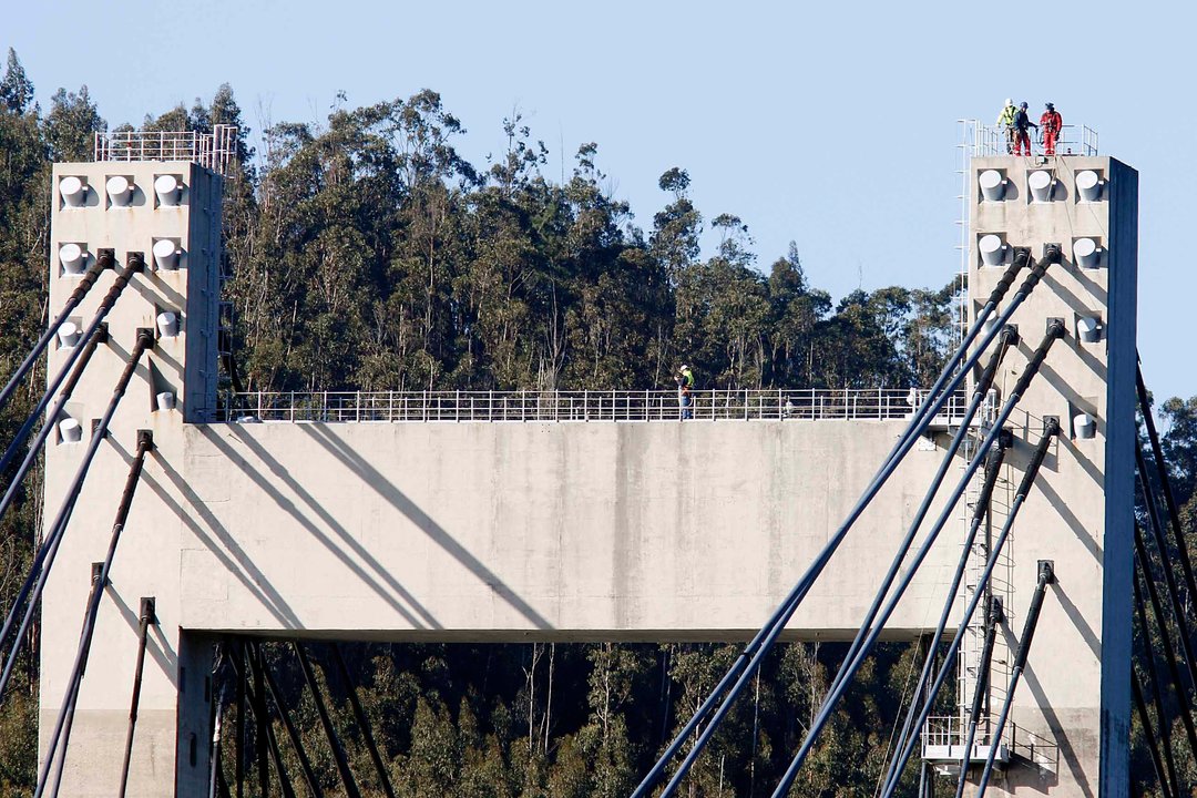 Los equipos de operarios y escaladores, ayer sobre la estructura del puente de Rande.