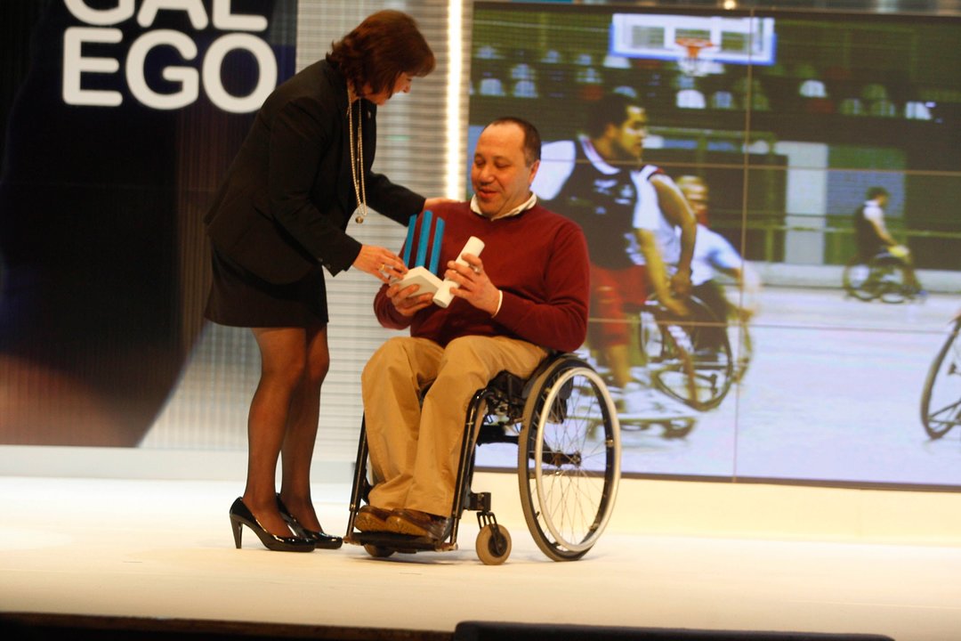 Pablo Beiro recoge un galardón en nombre del Amfiv durante una gala del deporte gallego.