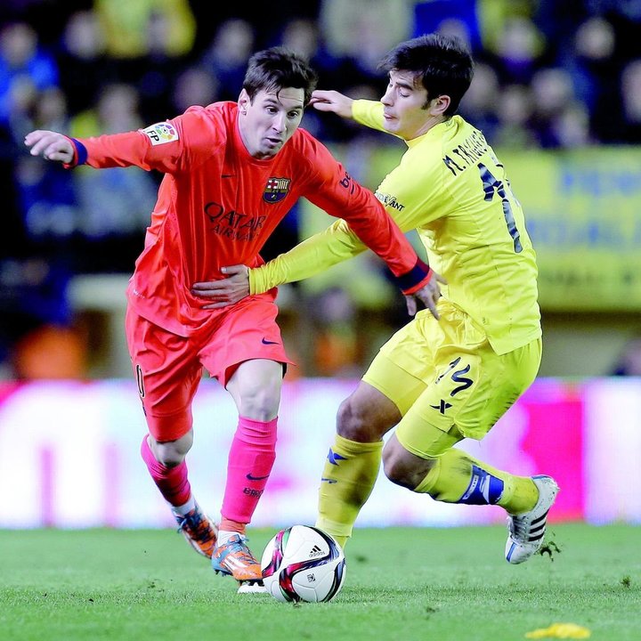 Leo Messi elude el marcaje de Trigueros, el miércoles en Villarreal.