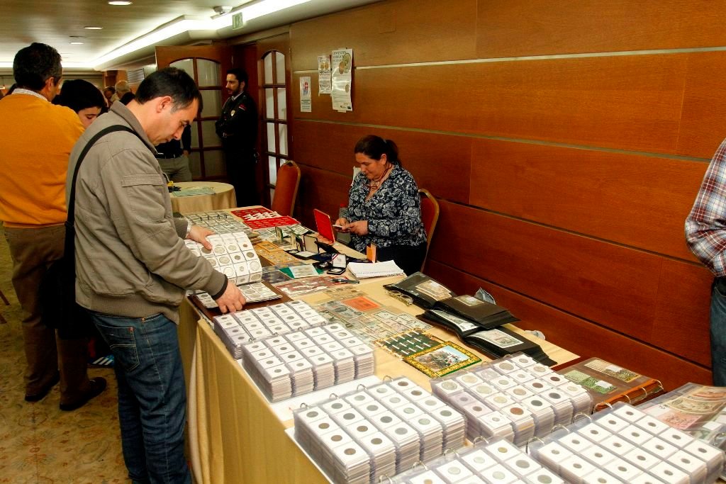 Más de veinte profesionales de la numismática mostraron sus piezas ayer en el hotel Ciudad de Vigo.