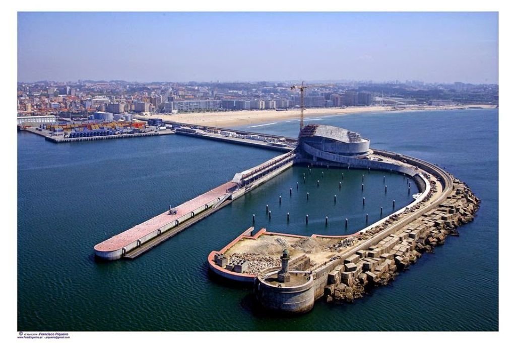 El puerto de cruceros, con el edificio de la terminal de Leixoes. Al fondo, la ciudad de Oporto.