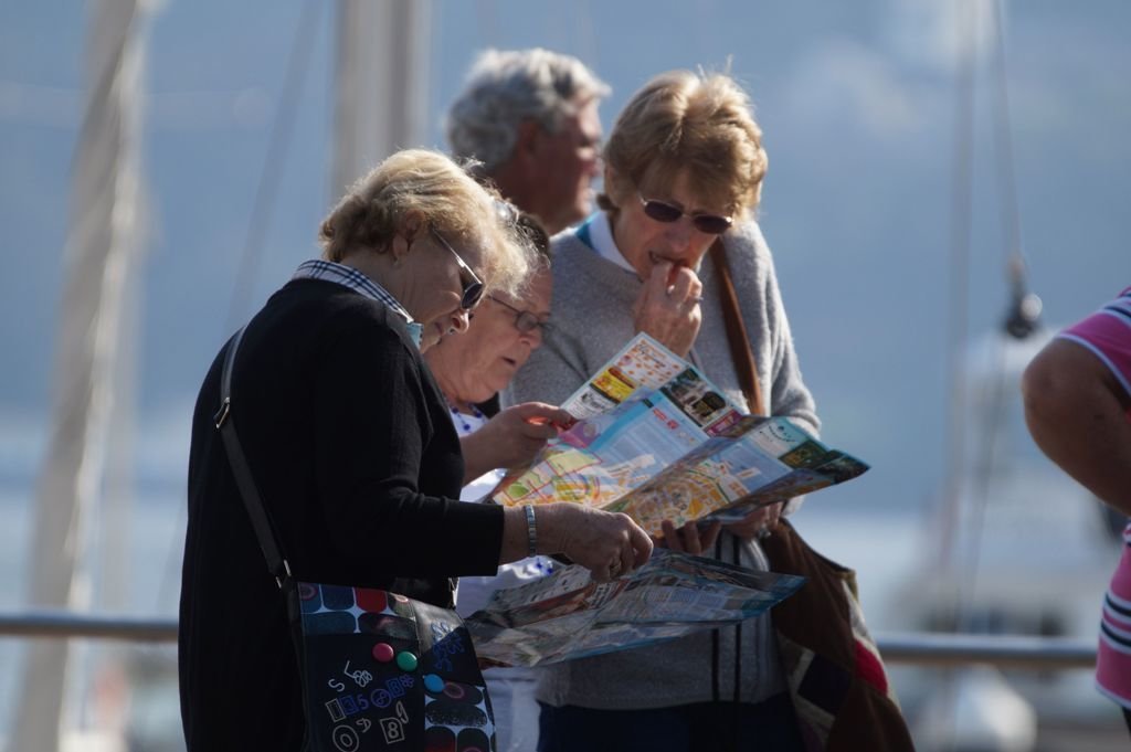 Cruceristas consultando un mapa de las calles de Vigo.