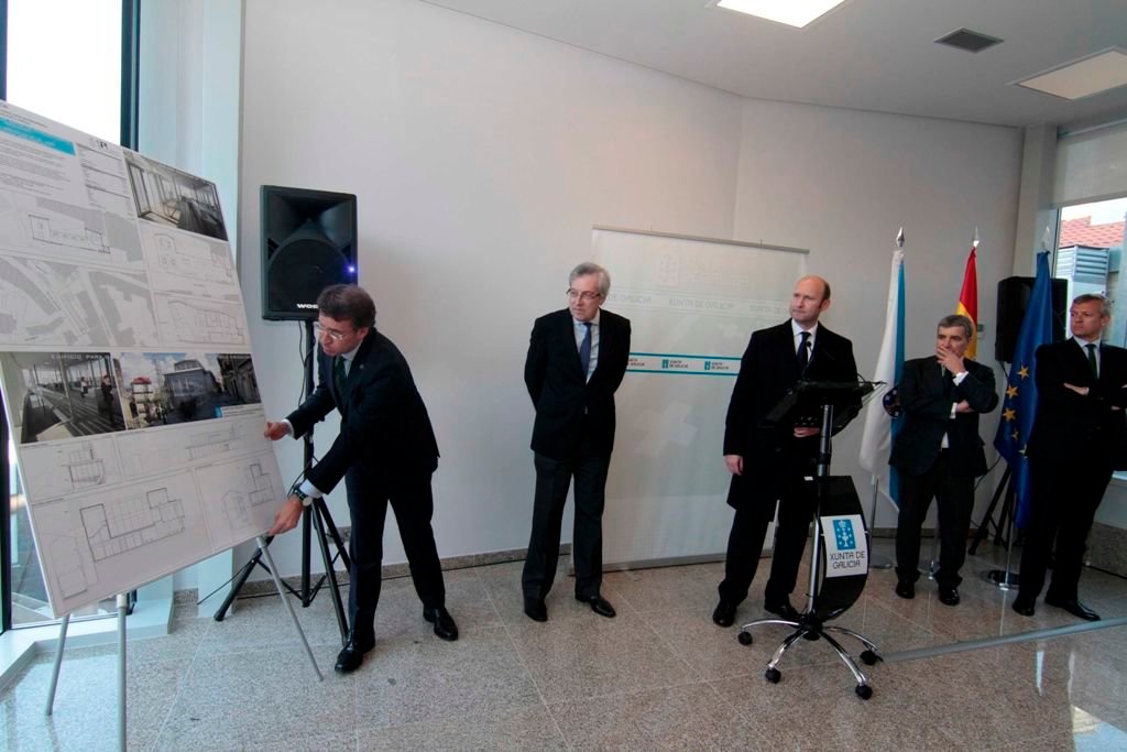 Feijóo muestra el proyecto a las autoridades presentes ayer en la visita.