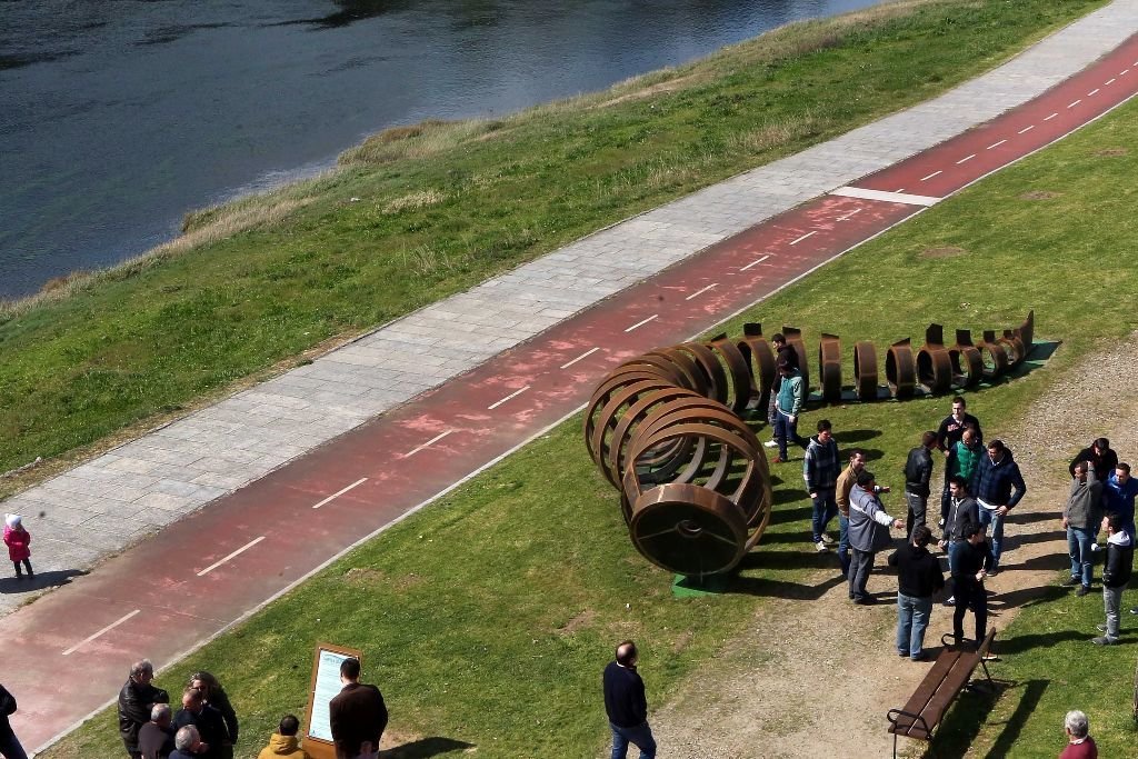 Una lamprea de tres toneladas adorna el paseo del Parque de A Canuda de Salvaterra, a orillas del río Miño.