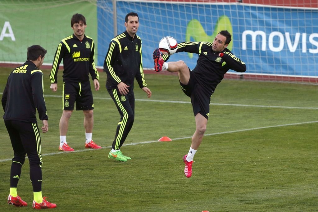 Cazorla trata de controlar un balón ante Morata, Silva y Busquets en un entrenamiento.