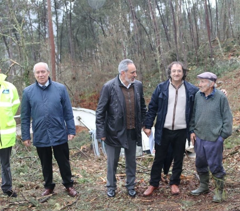 El alcalde Julio Alén junto a un vecino en su visita a las obras de la PO 252, con Cores Tourís y Díez.