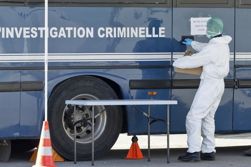 Un miembro la policía forense trabaja en la zona de la catástrofe en Seyne les Alpes