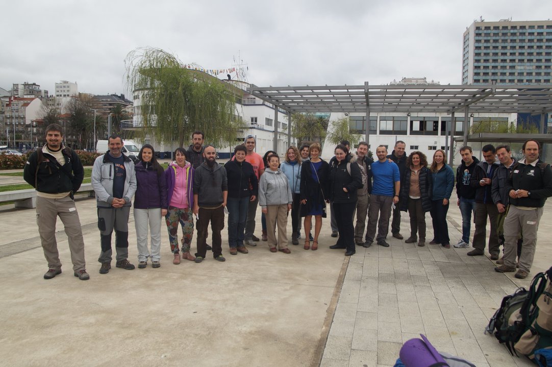 El grupo de voluntarios que a primera hora de ayer se embarcaron en la Estación Marítima de Vigo. 