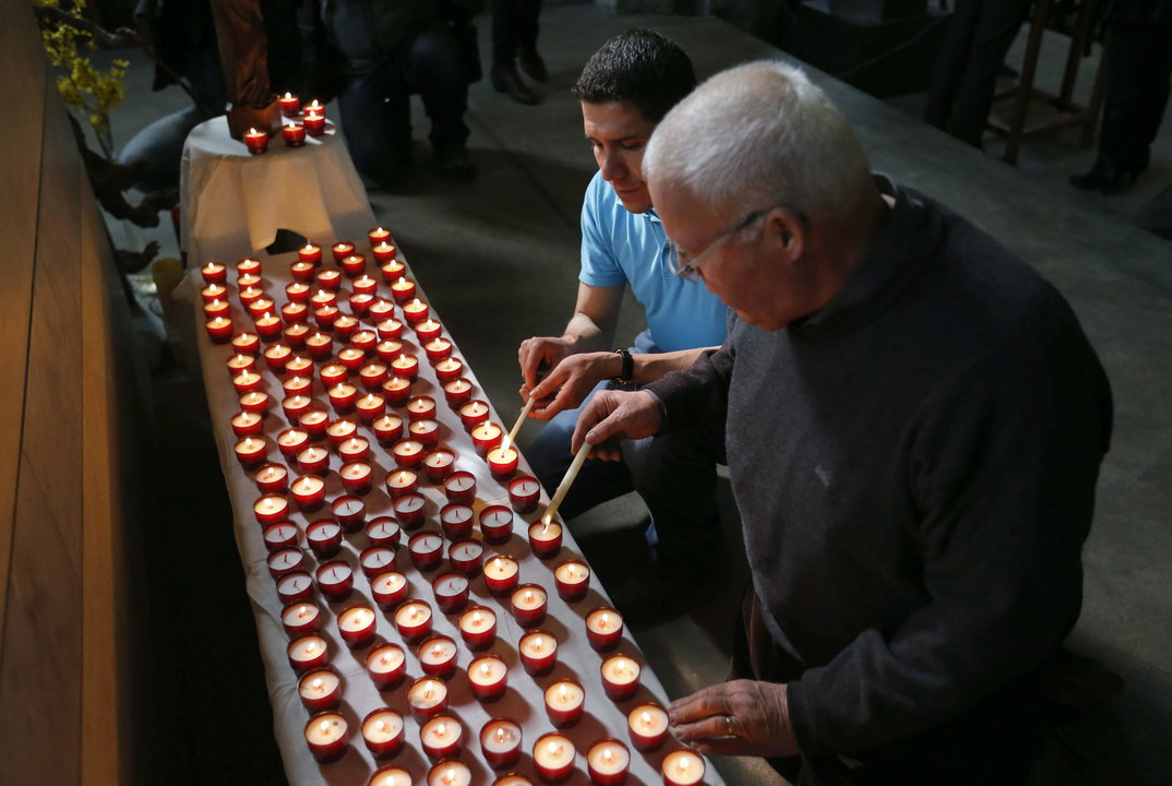 Encendido de velas por las víctimas del accidente en una iglesia cercana al lugar del siniestro.