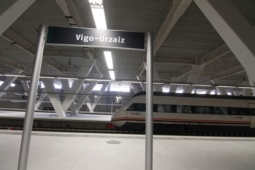 Interior de la estación Vigo-Urzaiz, con un tren haciendo pruebas en los andenes.