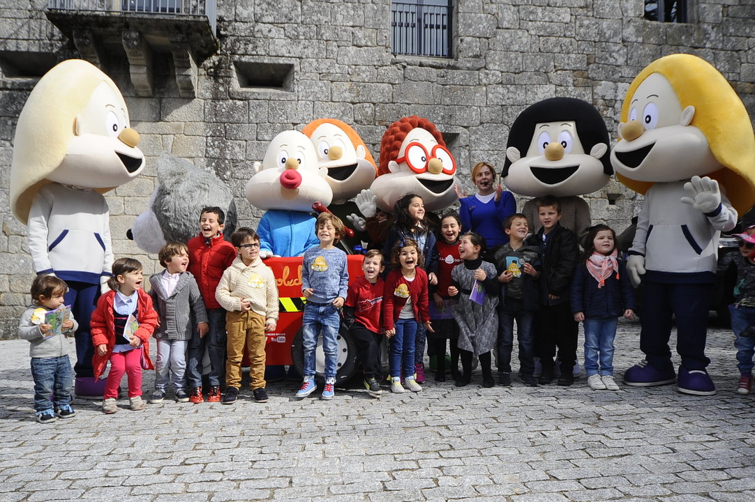 Los niños con Os Bolechas, ayer en el monasterio de San Pedro de Rocas.