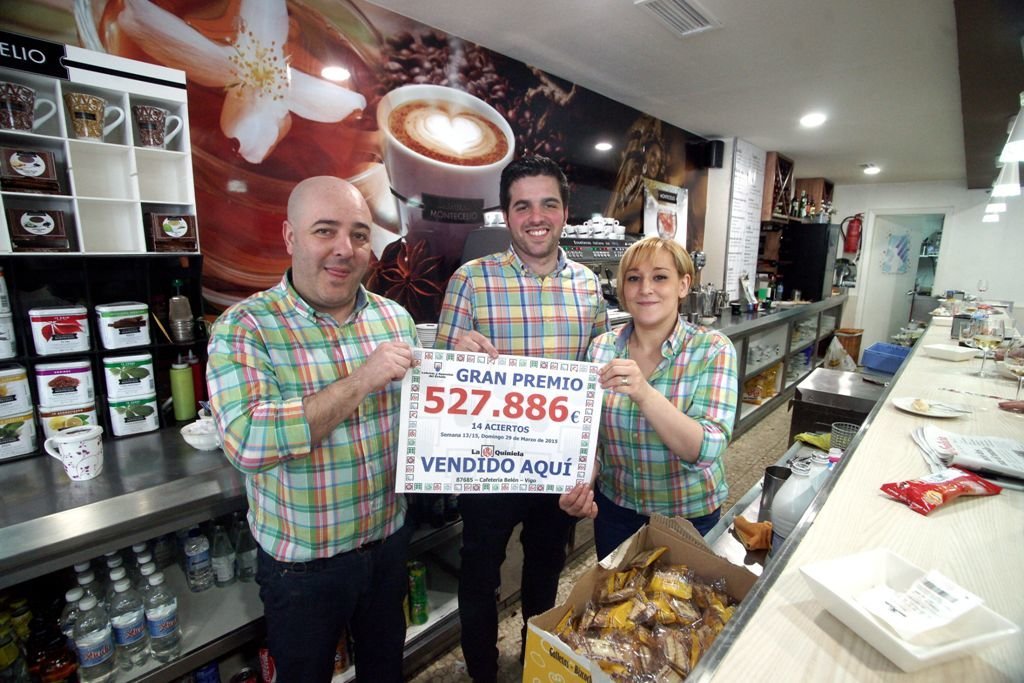 El barista Marcos González, entre sus hermano José Antonio y Sara Álvarez, empleada de la cafetería, muestran el premio sellado en el local.