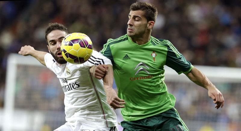 El defensa del Real Madrid Daniel Carvajal lucha un balón con el defensa del Celta de Vigo Jonny Castro