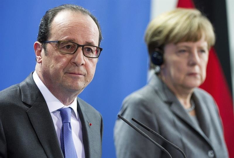  La canciller alemana, Angela Merkel (d) y el presidente francés François Hollande (i)