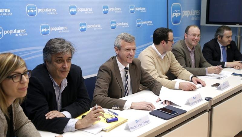 El secretario general del PP de Galicia, Alfonso Rueda (c), presidió la reunión Comité de Campaña del partido