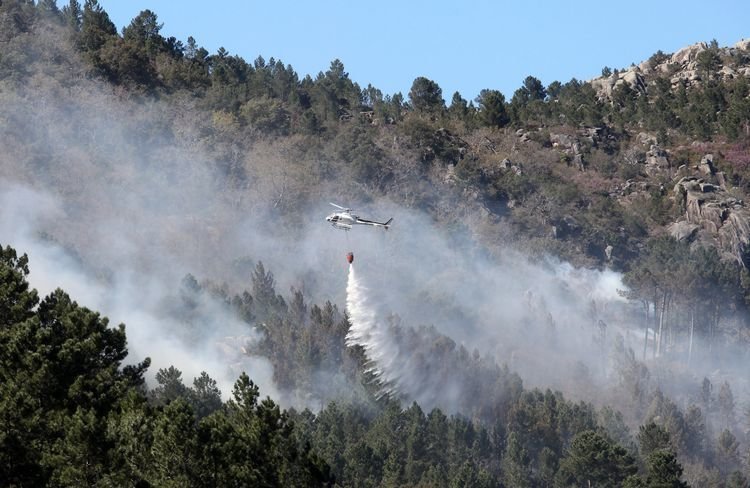 En la extinción del incendio participan seis helicópteros. (MARCOS ATRIO)