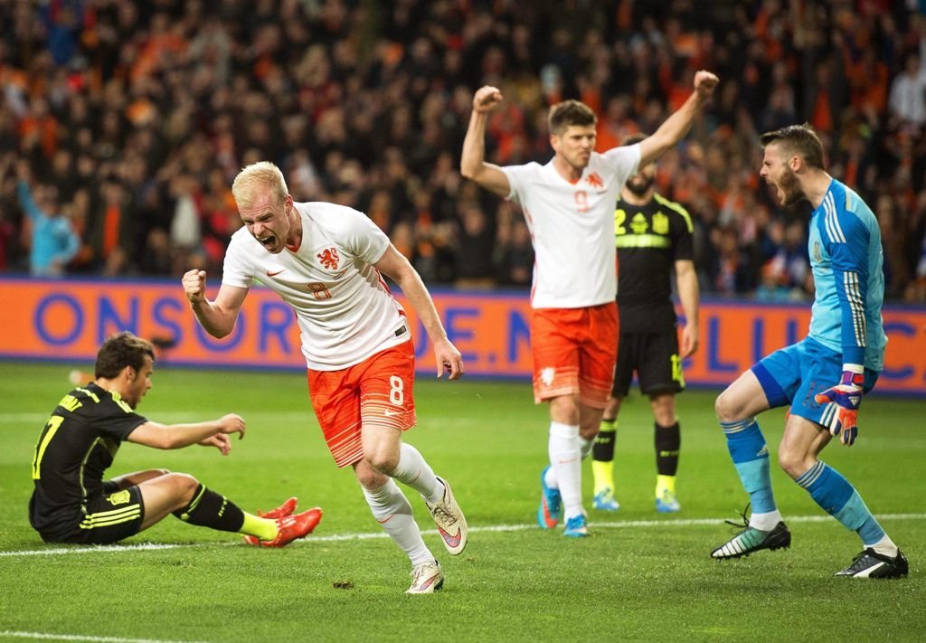 Klaasen celebra el segundo gol de Holanda ante Bernat, en el suelo, Huntelaar y David de Gea, ayer titular en la portería de España.