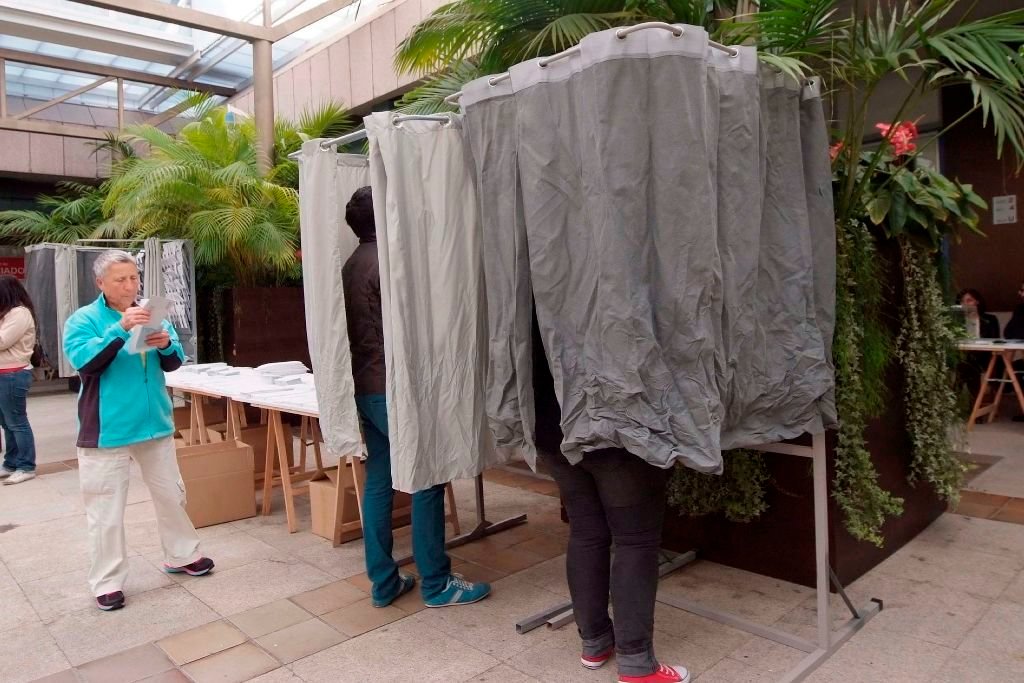 Votación en cabinas en el colegio electoral en el Concello de Vigo.
