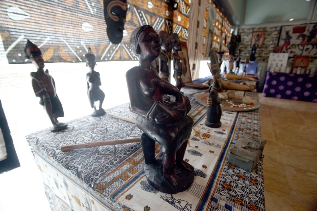 Más de 300 piezas de la cultura y el arte africano se muestran en la Casa das Palabras.