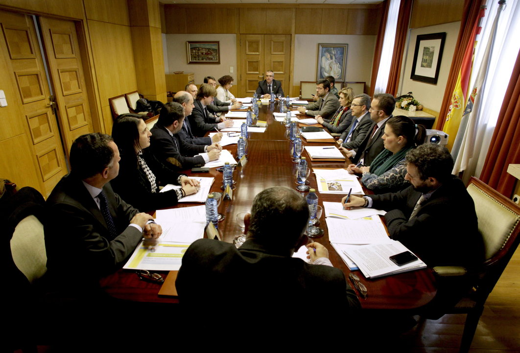 Villanueva presidió la reunión de la Comisión de Tráfico y Seguridad Vial de Galicia, en A Coruña.
