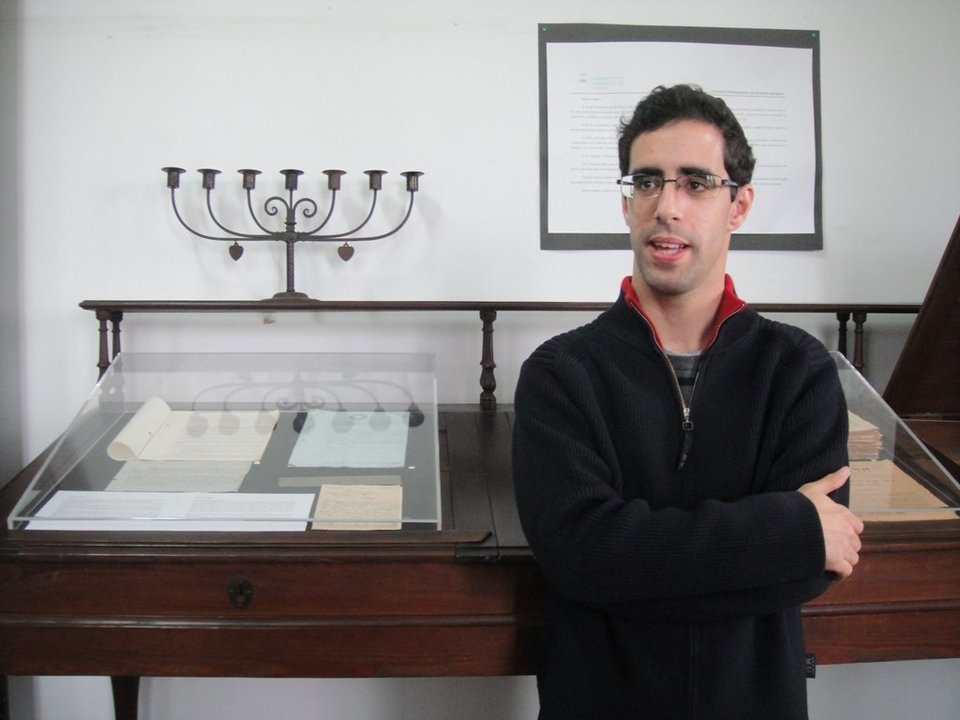 Hugo Vaz en el museo de la sinagoga de Oporto. Detrás, el candelabro de nueve brazos o Janukiá.