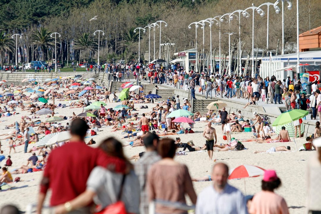 Imagen insólita del 5 de abril en Vigo, con la playa de Samil con un lleno propio de agosto.