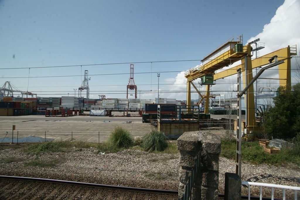 La terminal ferroviaria de mercancías de Guixar se encuentra en contacto con los muelles de contenedores.